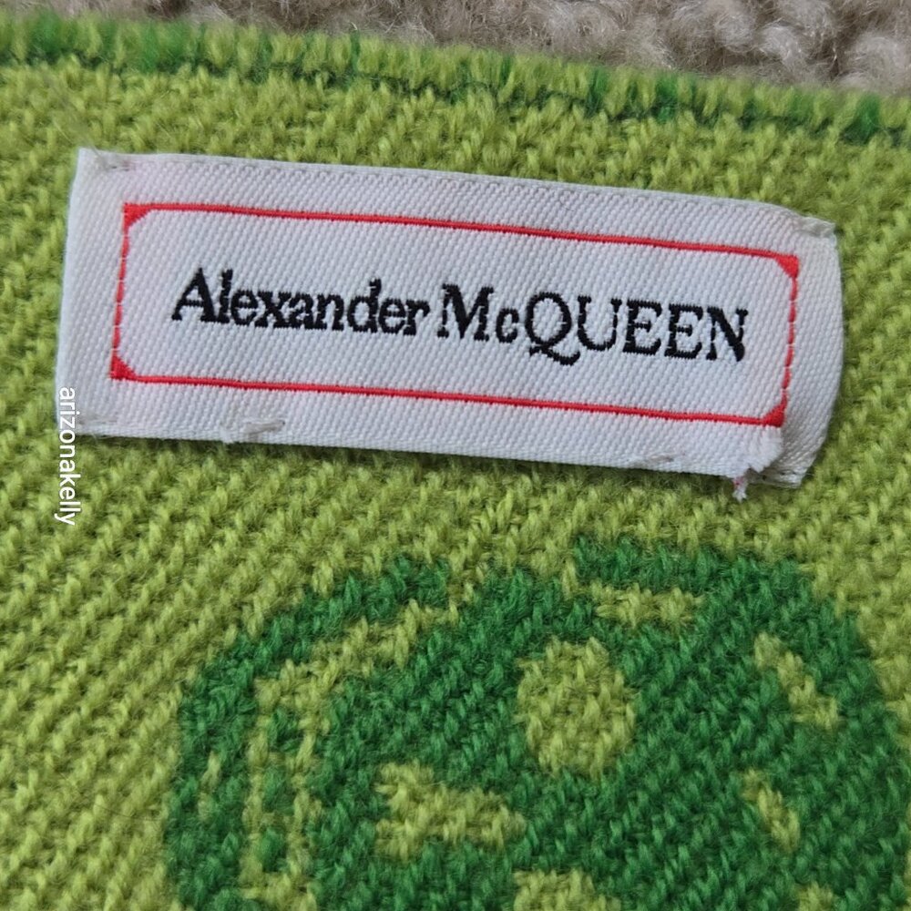 NWOT McQueen Wool Reversible Skull Scarf Kelly Green/Lime Green - Picture 3 of 12